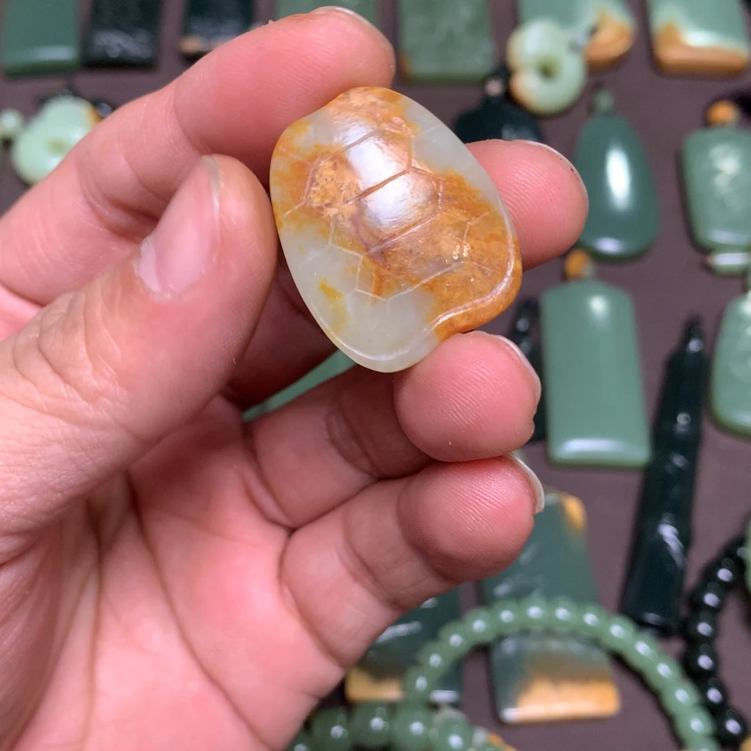 孙***爹岫岩河磨玉（透闪石质玉）未镶嵌颈饰