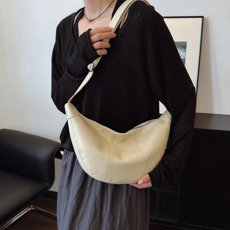 时尚大容量饺子包韩版新款洋气斜挎包女包百搭超酷单肩包小众包包