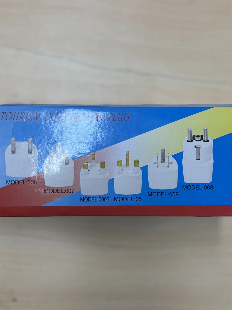 未拆封  全球通用多国英规美规德标转换插头适用于等多地