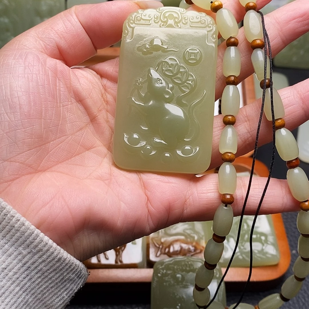 新疆昆仑山料生肖鼠