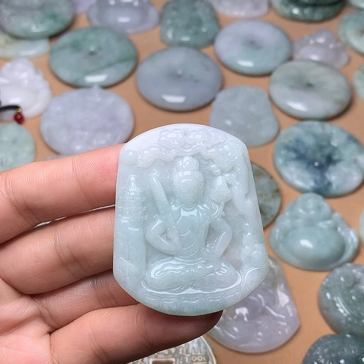 翡翠未镶嵌颈饰虚空