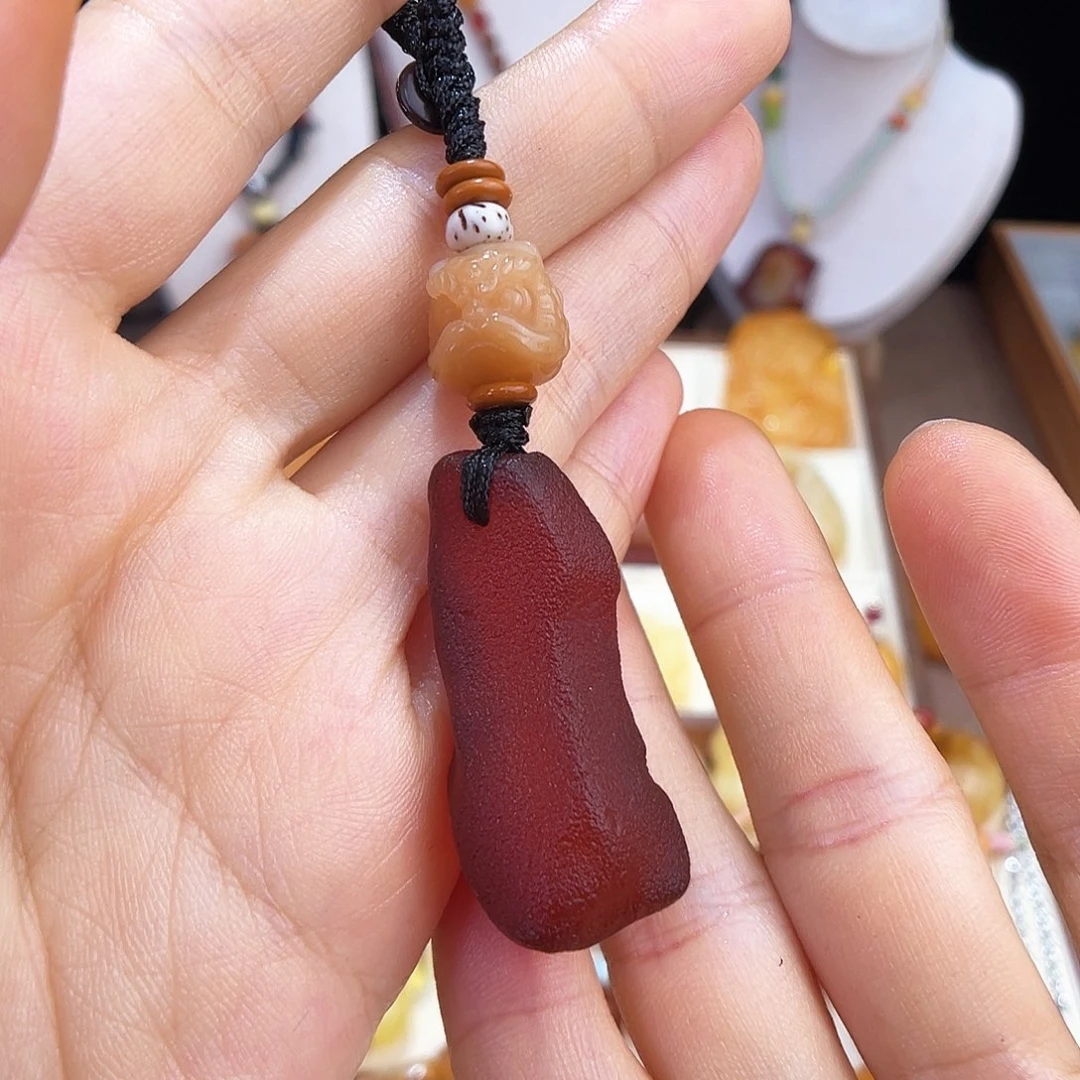 未镶嵌琥珀珠宝奇石。
