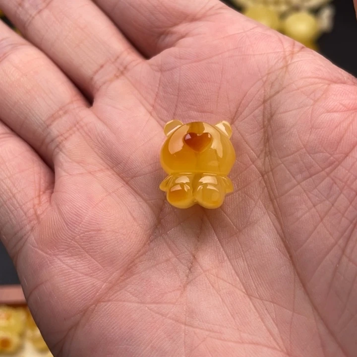 琥珀未镶嵌颈饰如图