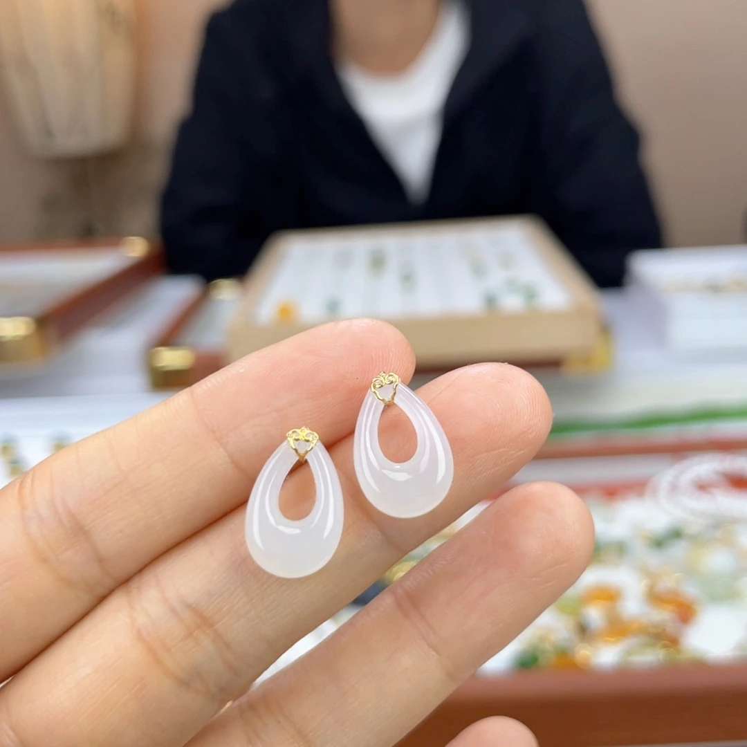 18K金镶嵌和田玉耳饰