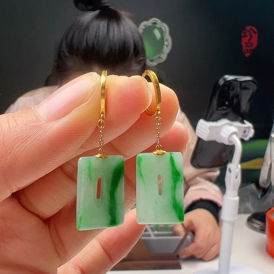 18K金镶嵌翡翠耳饰