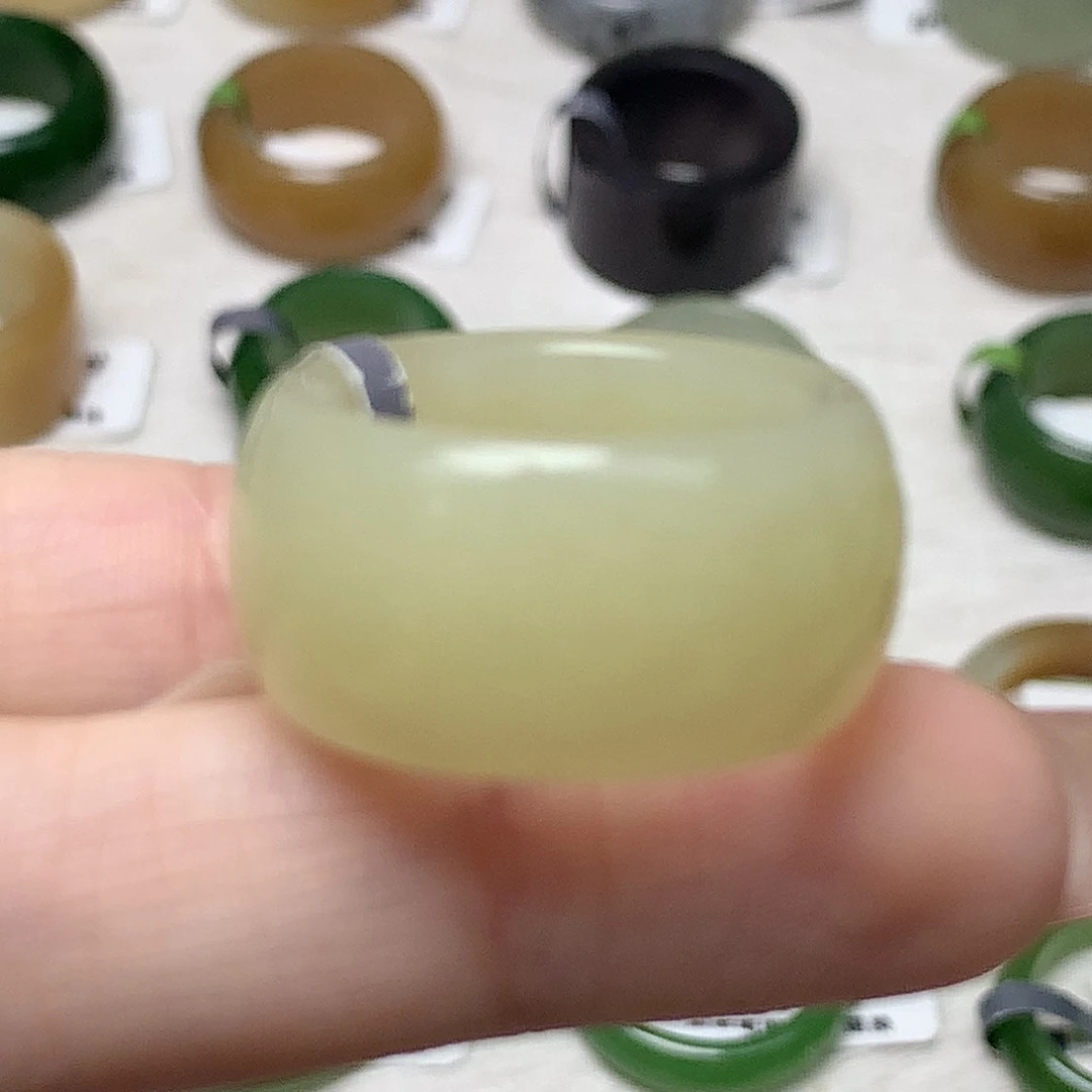 未镶嵌戒指和田玉