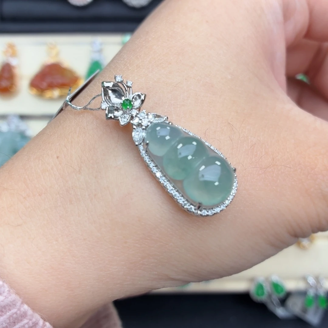 翡翠18K金镶嵌颈饰