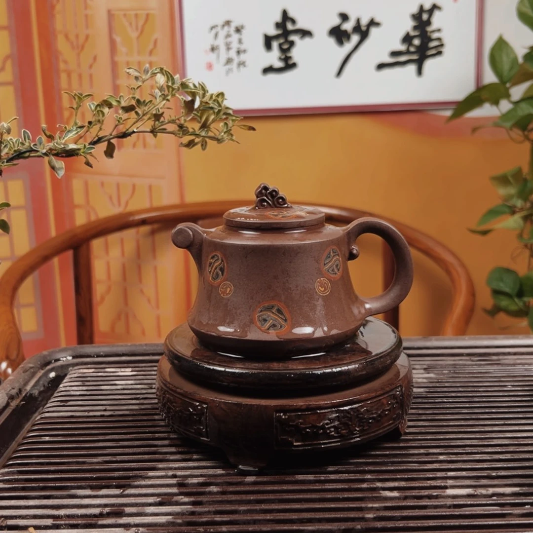 紫砂茶壶绅**出紫砂泥