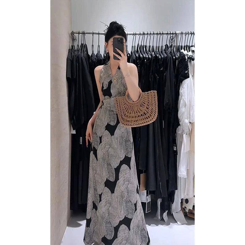 设计感连衣裙女2025夏季新款法式气质挂脖无袖收腰中长款碎花裙子