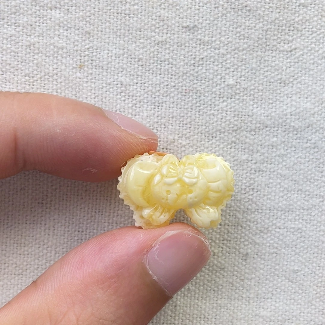 裸石琥珀未镶嵌兔子蝴蝶结