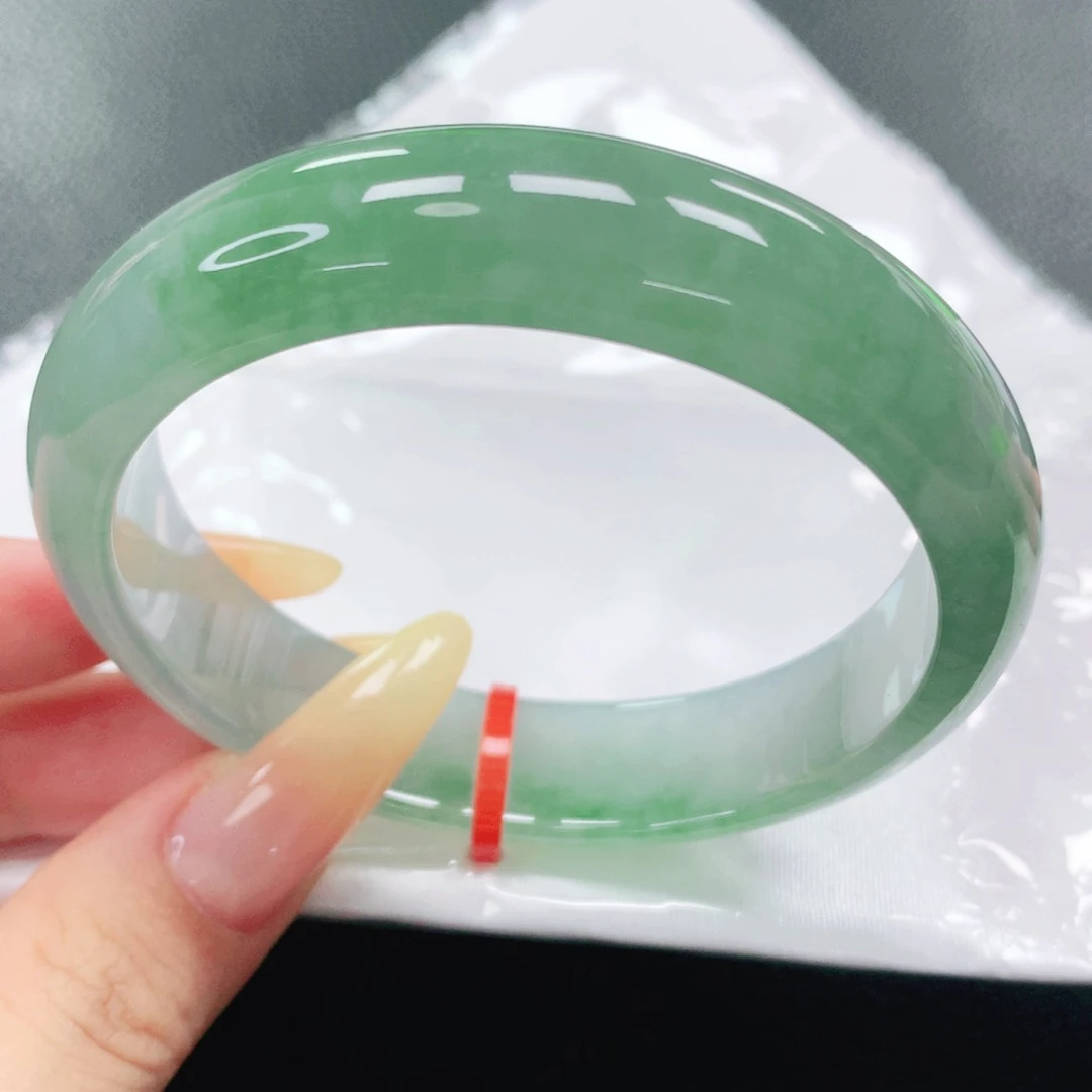 翡翠手镯未镶嵌57。