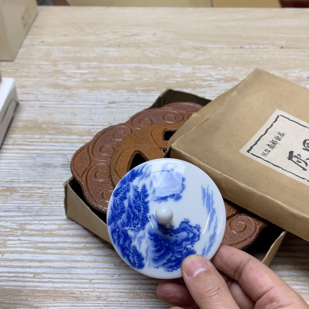 瓷片一****行密密麻麻地排列着一个