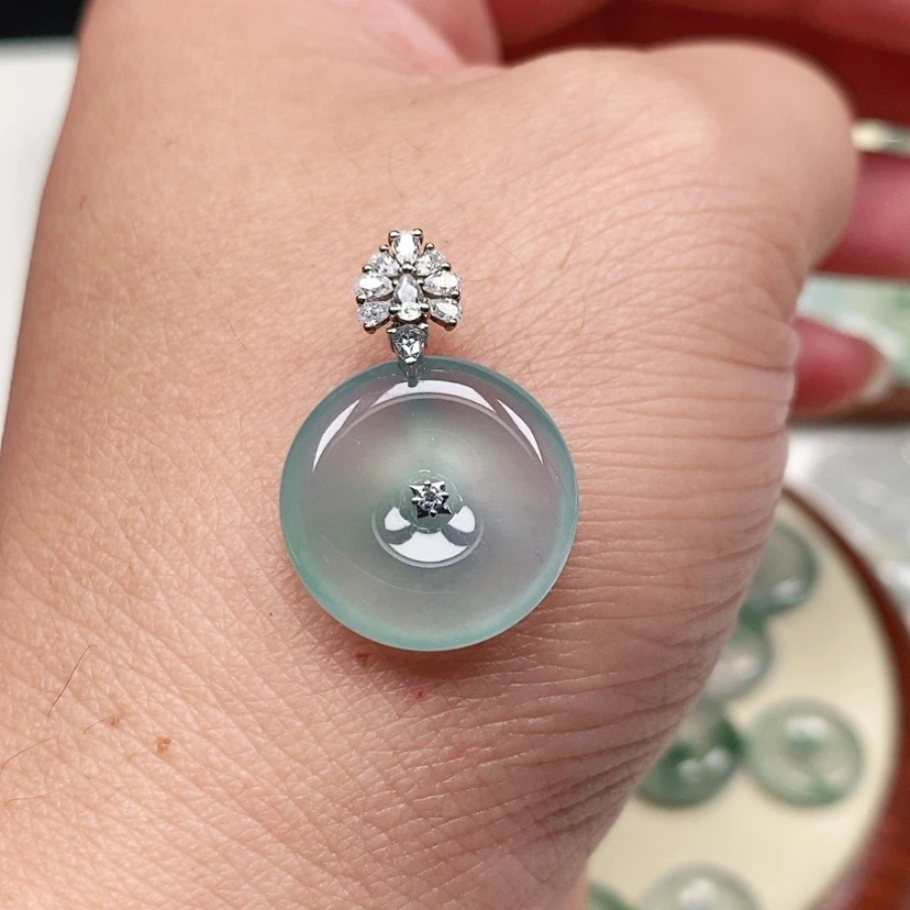 【闪购商品】颈饰18K金镶嵌翡翠