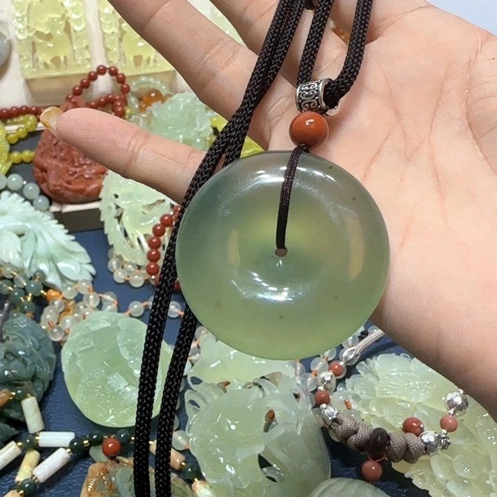 未镶嵌蛇纹石玉吊坠