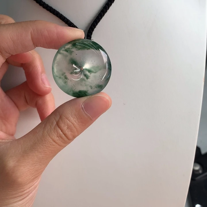 翡翠挂件未镶嵌…..