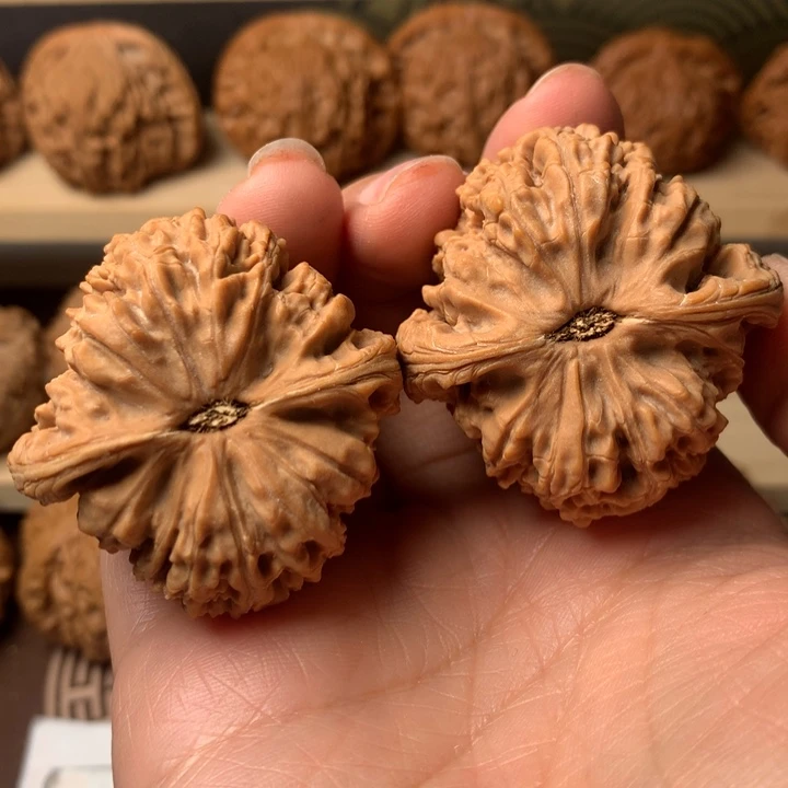 文玩核桃吊坠虎**椒