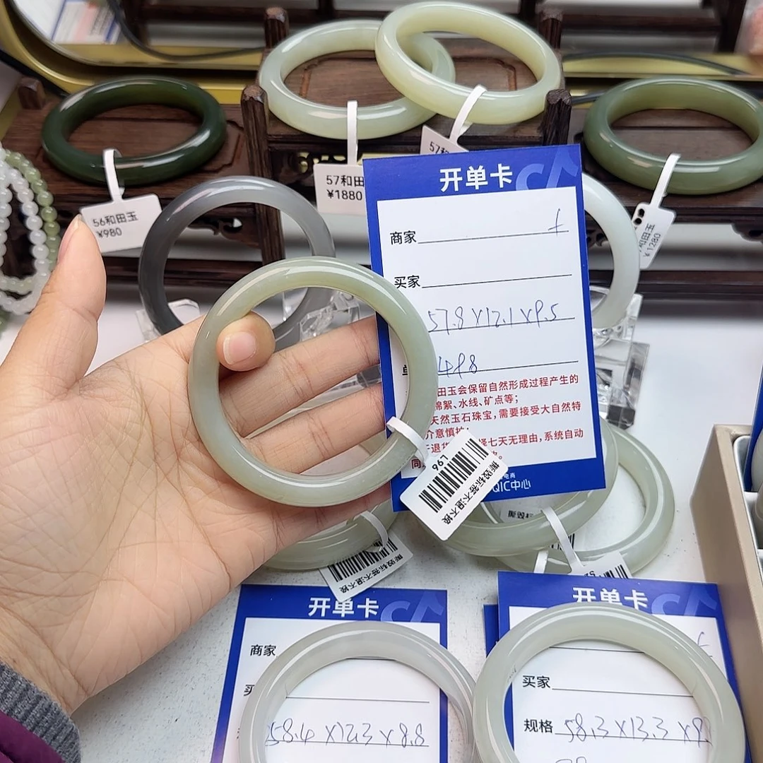 和田玉未镶嵌手镯