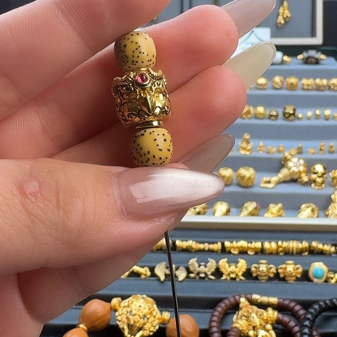 足银木质大鹏鸟顶珠