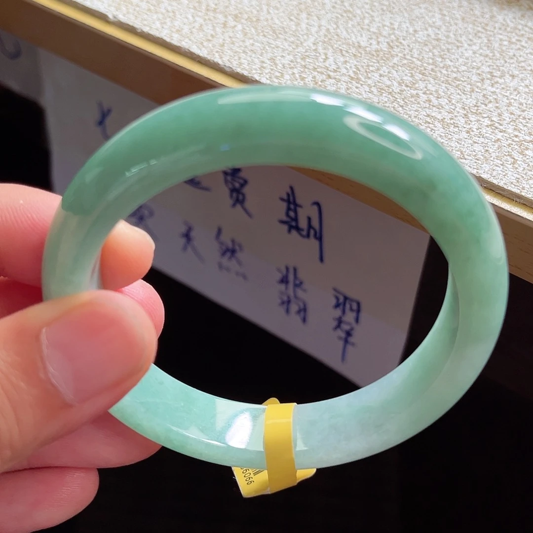 翡翠手镯未镶嵌手镯