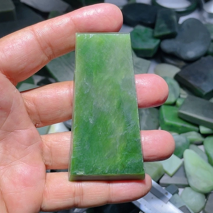 和田玉（碧玉）未镶嵌珠宝奇石