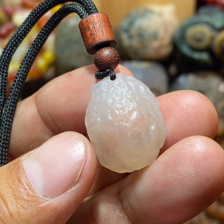 只买单纯的吊坠，没带链子，属的性质。戈壁石，戈壁石