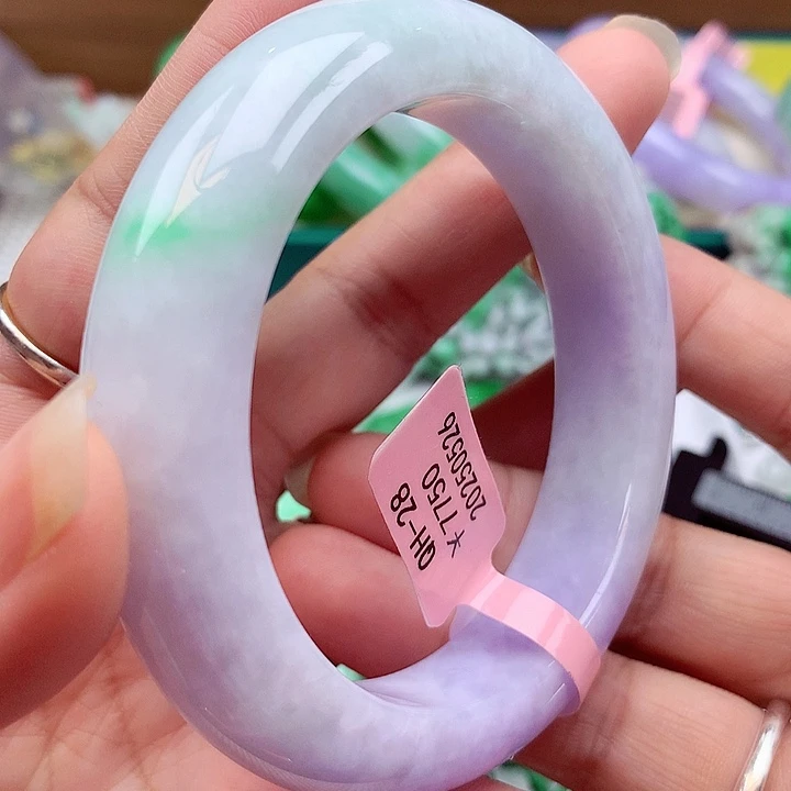 翡翠手镯未镶嵌翡翠