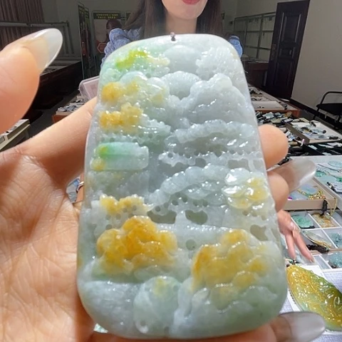 翡翠未镶嵌颈饰一个