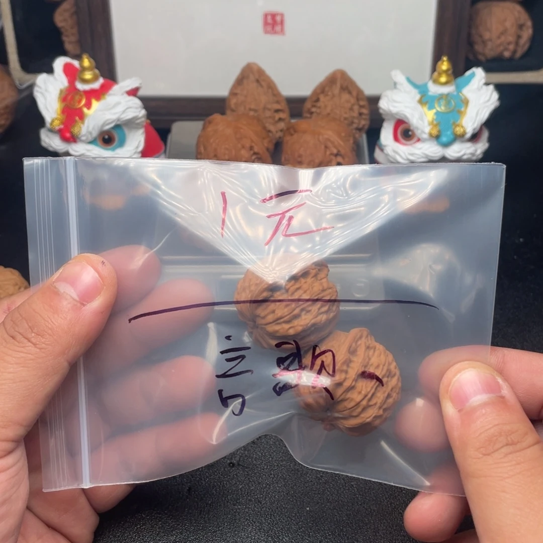 言***丶文玩核桃吊坠破一起么