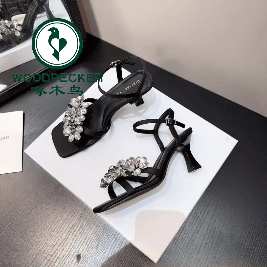 啄木鸟法式水钻一字扣带粗跟凉鞋女2025年夏季新款露趾方头高跟鞋