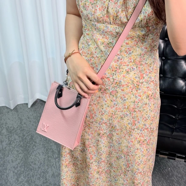 95新 LouisVuitton/路易威登 粉色水波纹琴谱手提斜挎包 xq