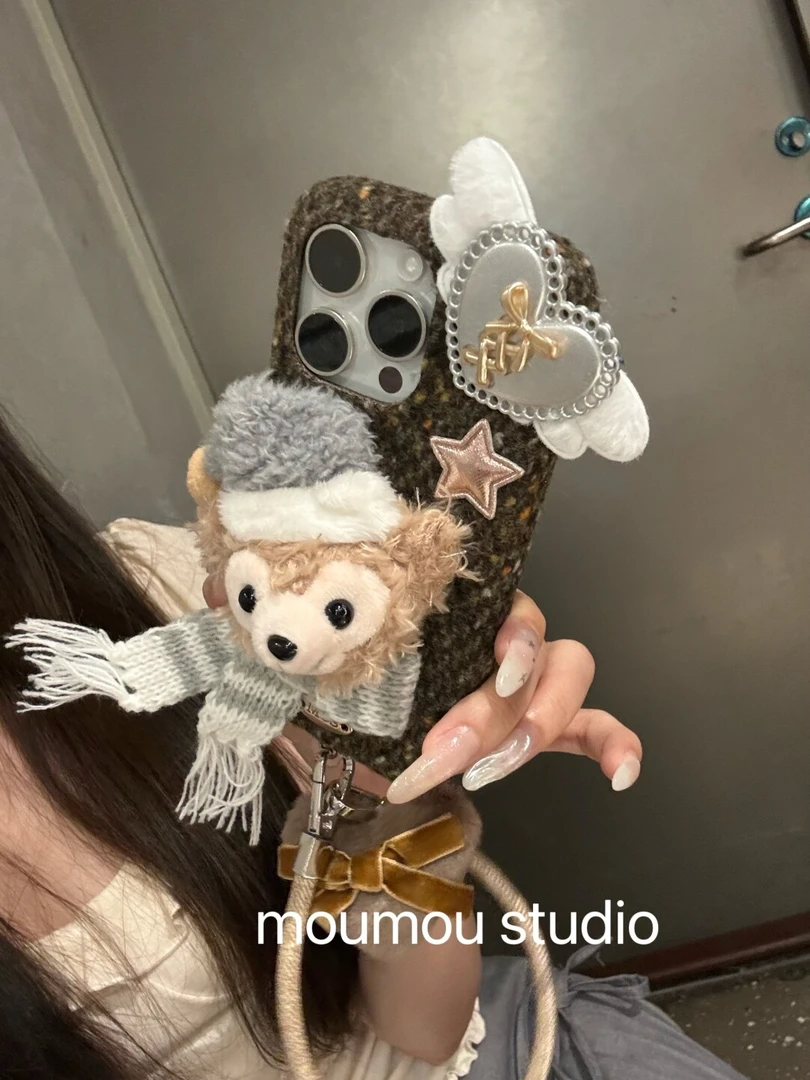 毛绒围巾达菲熊适用苹果17promax手机壳iphone16雪莉玫15手提1413