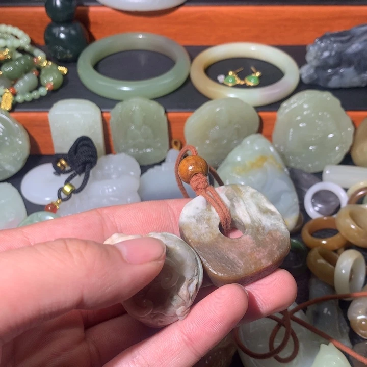 玉***缘和田玉未镶嵌颈饰