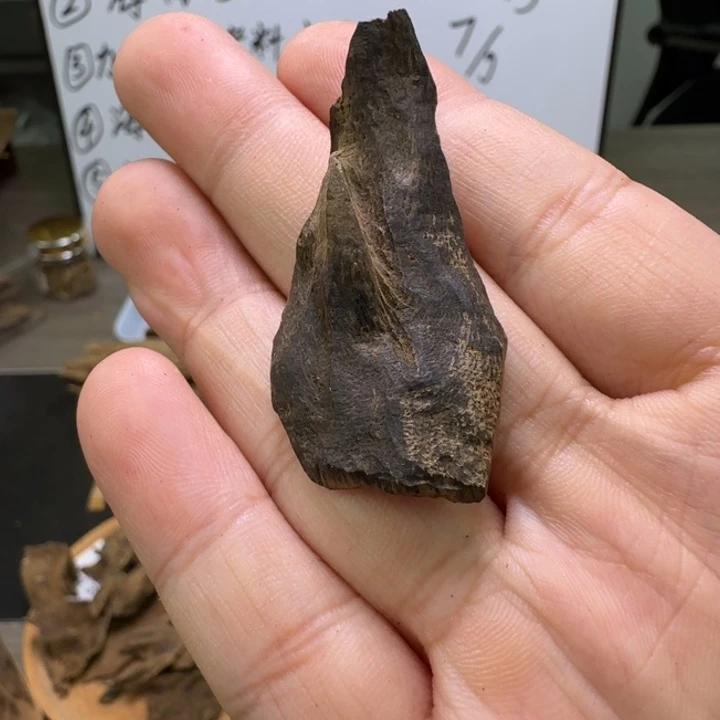 东马沉水小料2克。