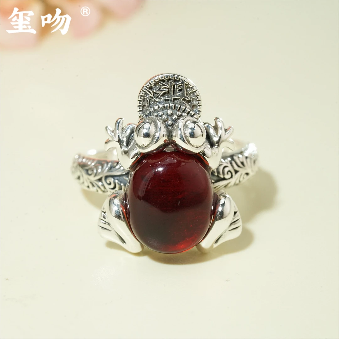 【玺吻】s925银 招财进宝 卷草纹天然血珀蟾蜍戒指（活口）