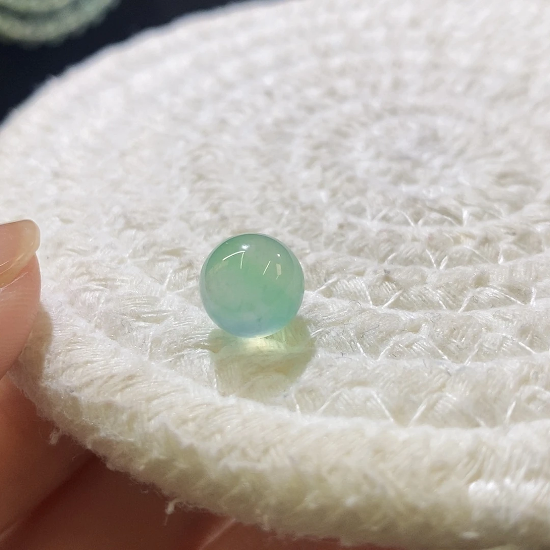 翡翠未镶嵌颈饰卡9.2