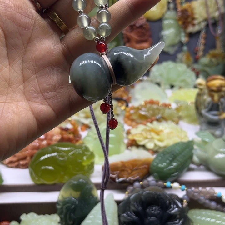 蛇纹石玉未镶嵌颈饰