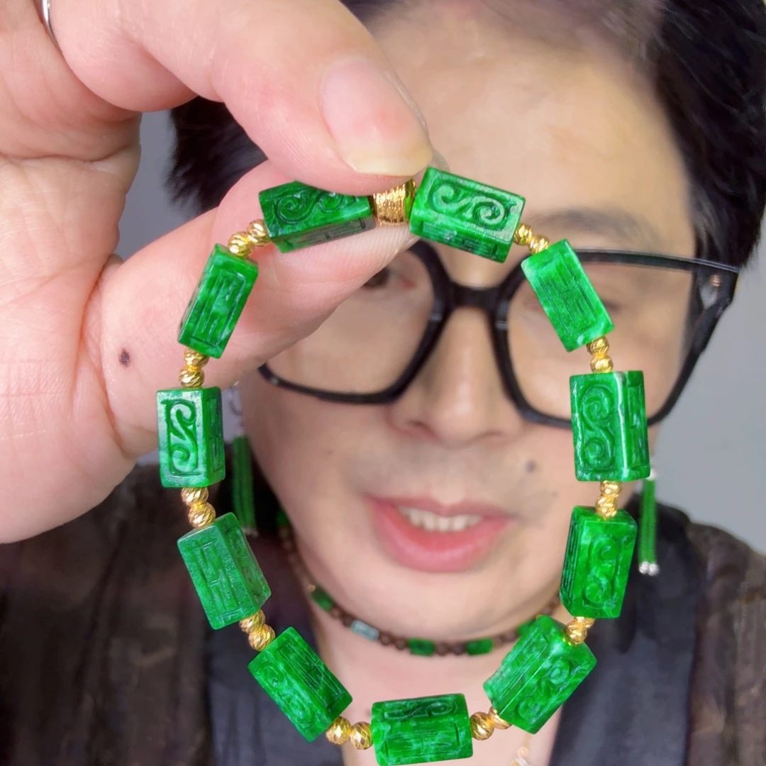 颈饰18K金镶嵌翡翠一件