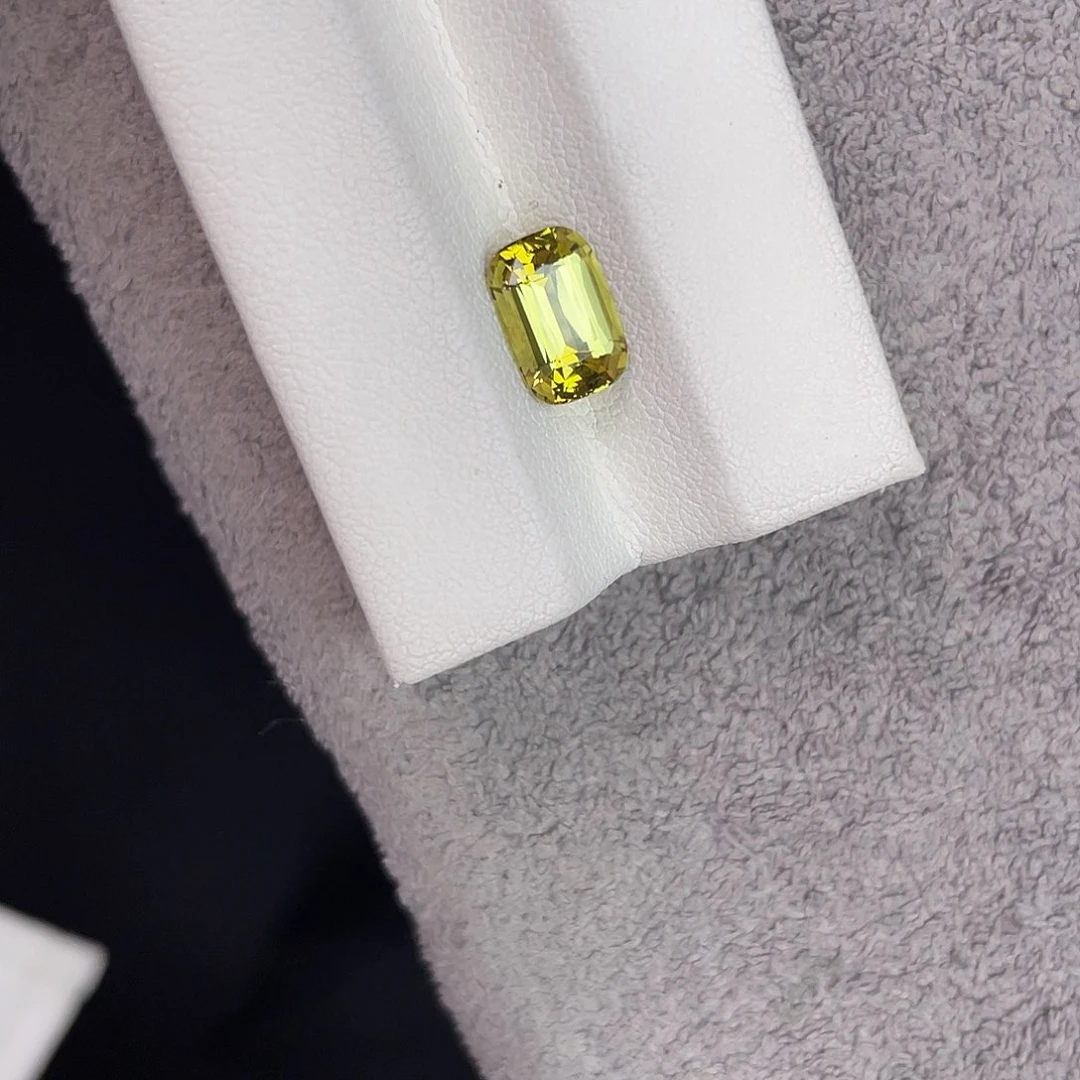 裸石未镶嵌金绿宝石2.52Ct。