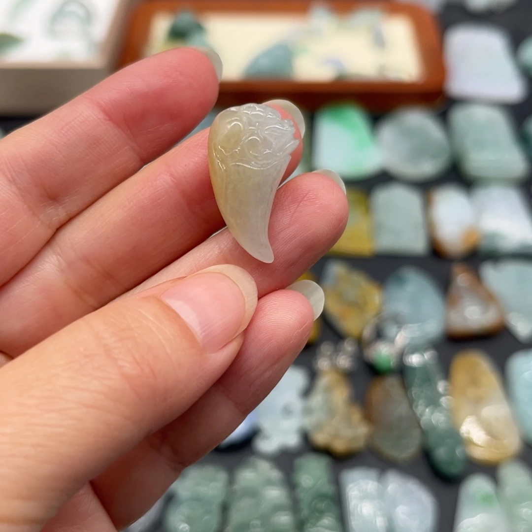 翡翠未镶嵌颈饰龙牙