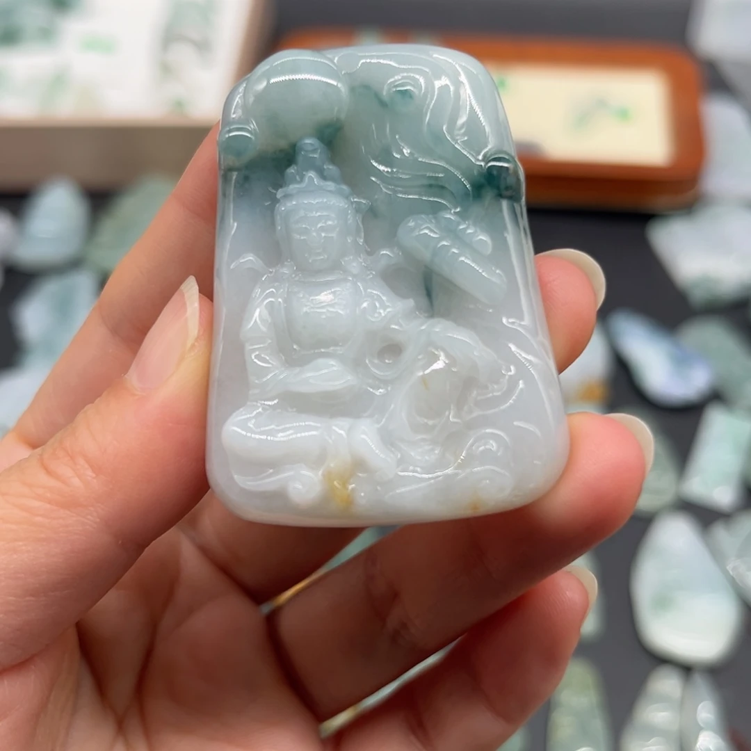 翡翠未镶嵌颈饰观音