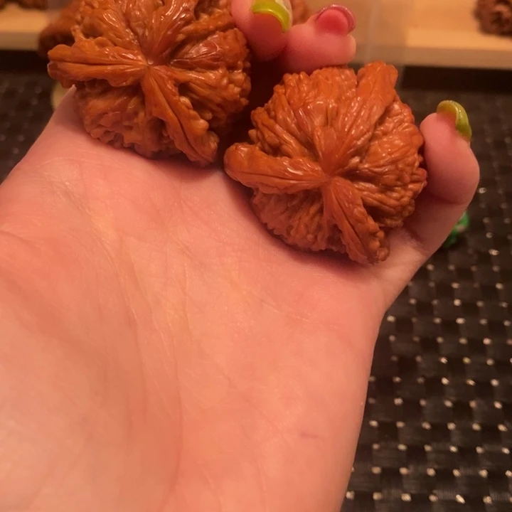 文玩核桃把件一*鱼核桃。白狮子。39.40