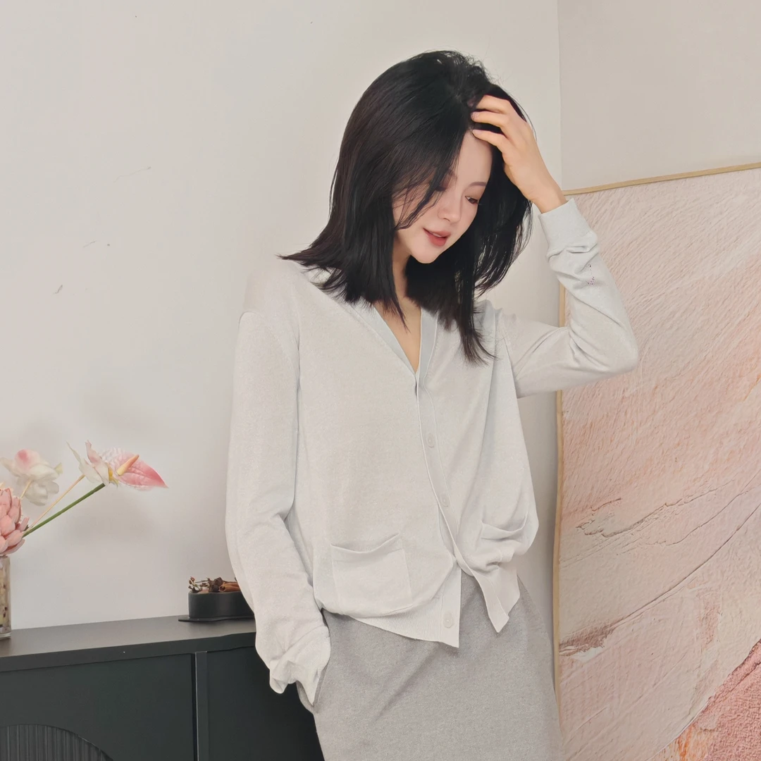 AMASS/阿玛施 ⌈惬意时光⌋ V领小口袋字母点缀细闪针织开衫548025