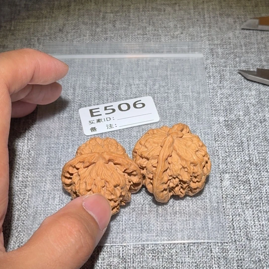 文玩核桃吊坠白狮子506
