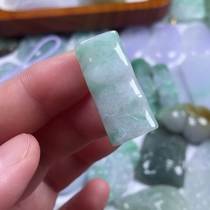 翡翠未镶嵌颈饰竹节