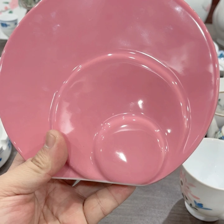 碟釉下五彩的瓷器在瓷器