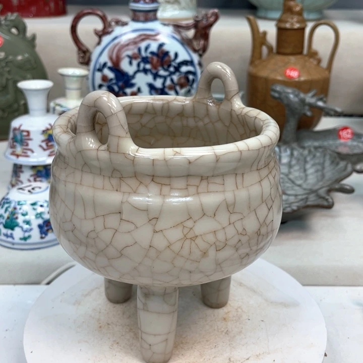 摆件用**着瓷器制作工艺
