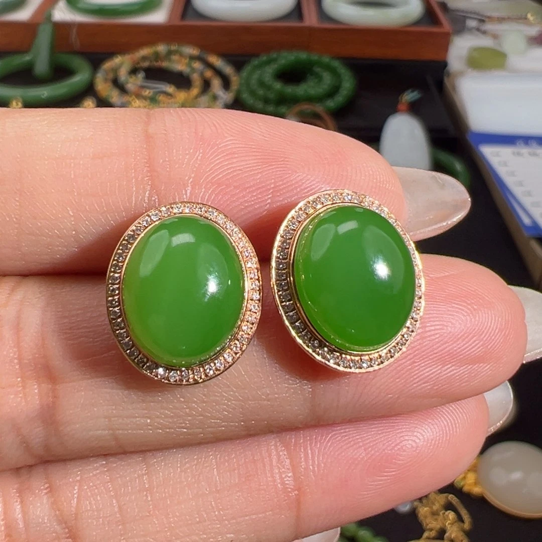 和田玉（碧玉）18K金镶嵌耳钉果绿高色蛋面