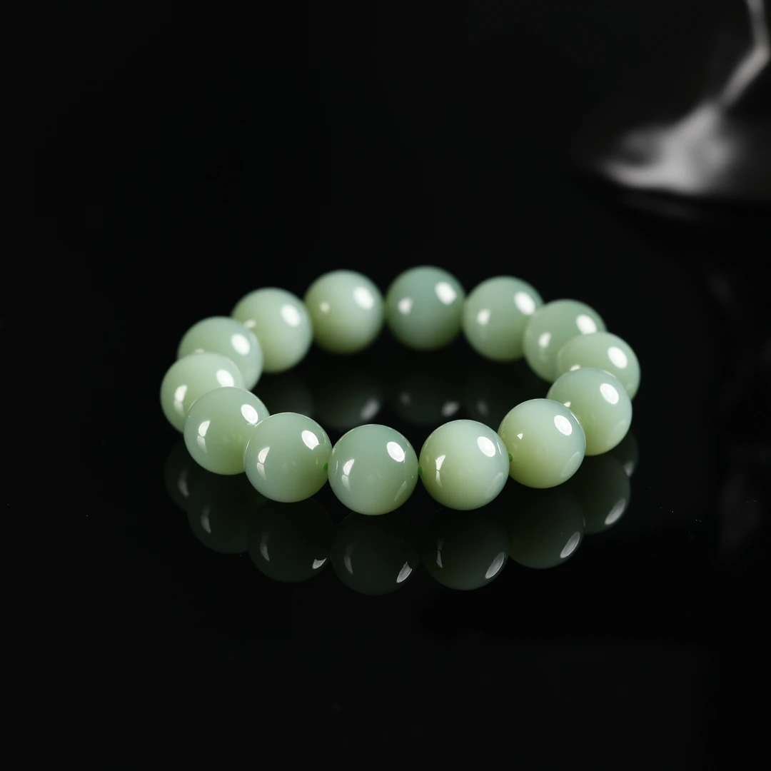 "春"珍藏级精品和田玉高色冰底粉青14mm手串