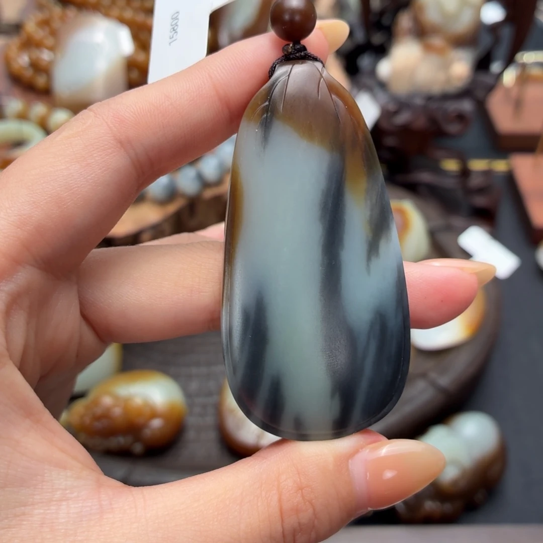 处***景和田玉未镶嵌颈饰