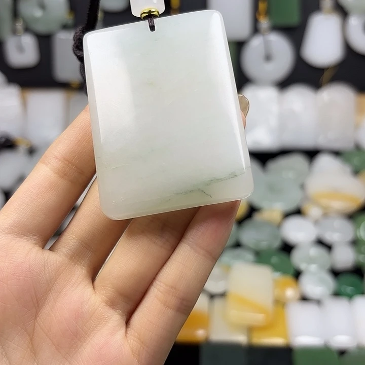 退***春石英质玉未镶嵌颈饰